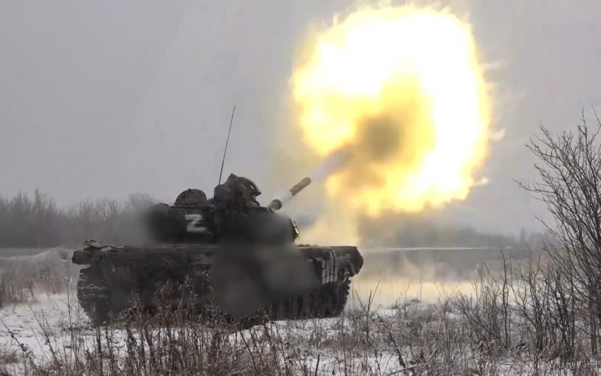 Xe tăng T-72 của Nga nã pháo vào hỏa điểm, công sự kiên cố của Ukraine